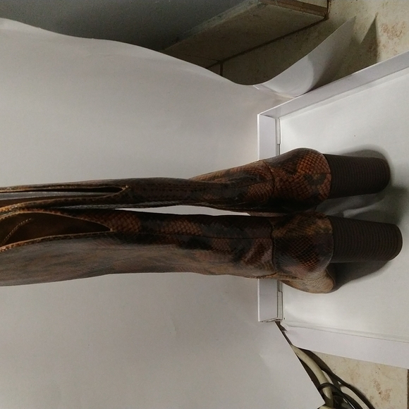 2 pairs of faux snakeskin boots  sz 6 - Picture 3 of 3
